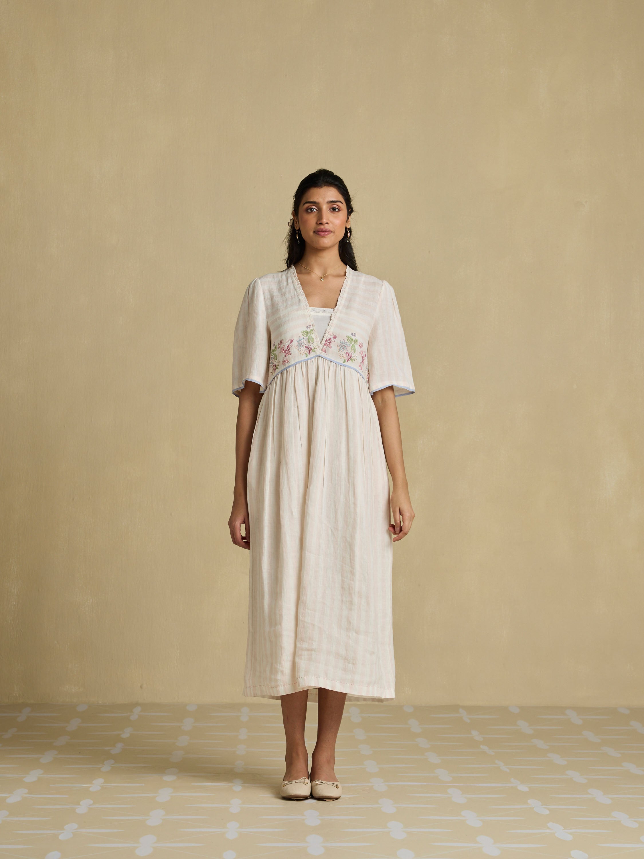 Tomtom✴︎SOLOV【美品】EMBROIDERY LINENDRESS Chalk Flowers Linen Dress | Handwoven Linen with Floral Embroidery